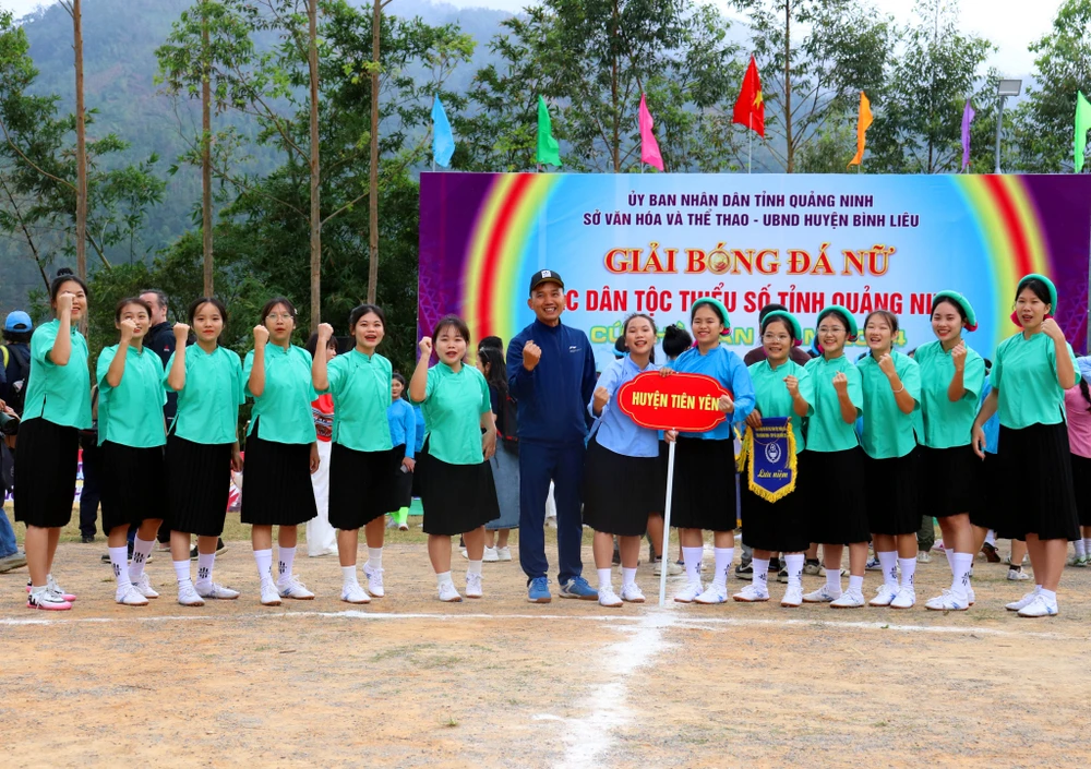Các cầu thủ nữ người dân tộc thể hiện quyết tâm chiến thắng trước khi trận đấu bắt đầu 4.jpg
