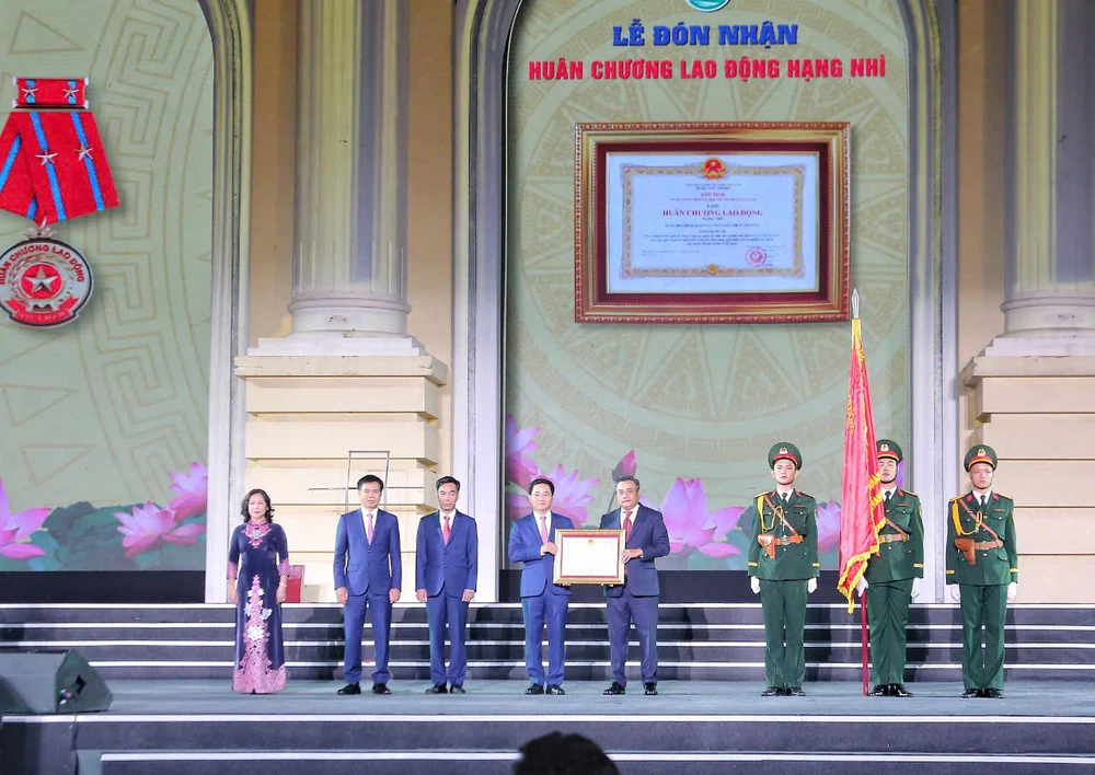 Thay mặt lãnh đạo Đảng, Nhà nước, Chủ tịch UBND TP Hà Nội trao tặng Huân chương Lao động hạng Nhì cho thị xã Sơn Tây z6019374036228_e40a0ac11cf00502b3fe17996077bf2e.jpg