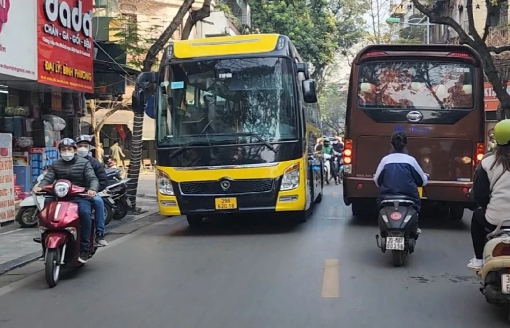 Hà Nội sắp hạn chế xe ô tô trên 16 chỗ hoạt động tại khu vực phố cổ 22.jpeg