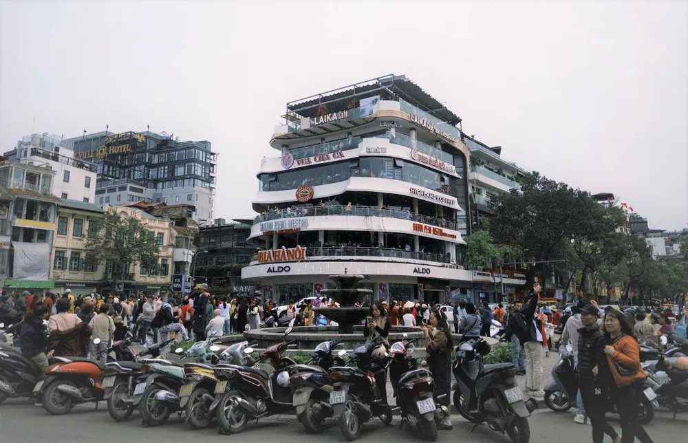 Tòa nhà "Hàm cá mập" ở bên hồ Hoàn Kiếm vẫn chưa được hạ giải 3.jpg