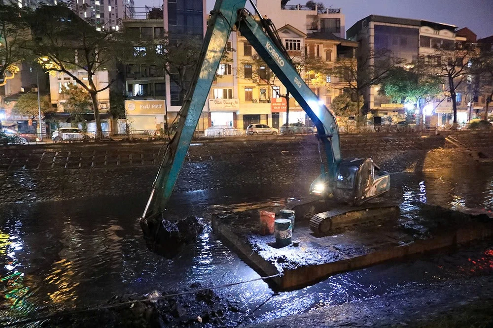 Sông Tô Lịch đang được nạo vét để làm sạch bằng cách lấy nước từ sông Hồng vào 1.jpg