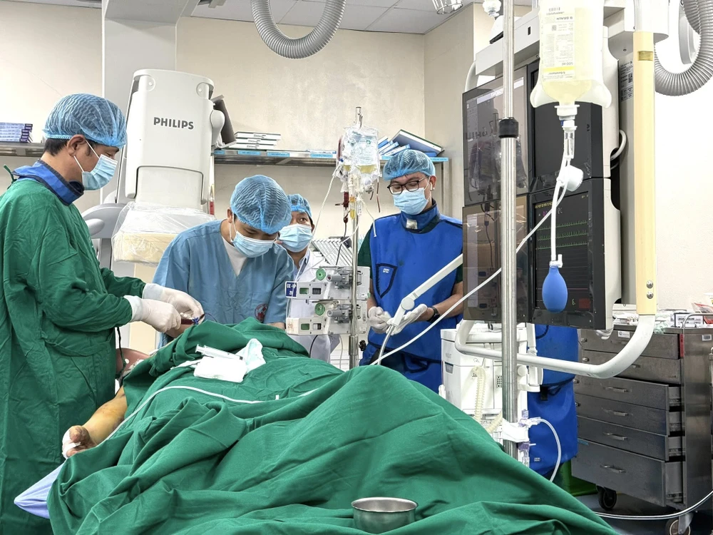 Phẫu thuật cho bệnh nhân bị tai nạn giao thông 493316068_1097373379094691_8469200433428087608_n.jpg
