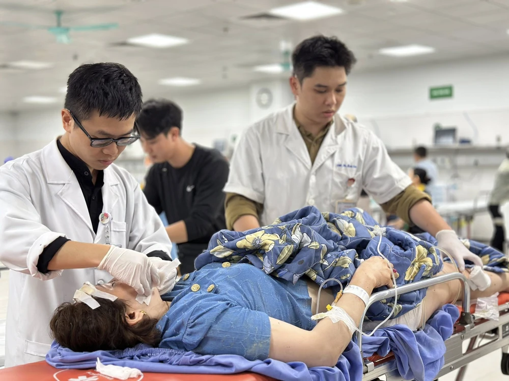 Bác sĩ Bệnh viện Việt Đức thực hiện ca cấp cứu bệnh nhân tai nạn giao thông 493324456_1097443882420974_322907666221496052_n.jpg