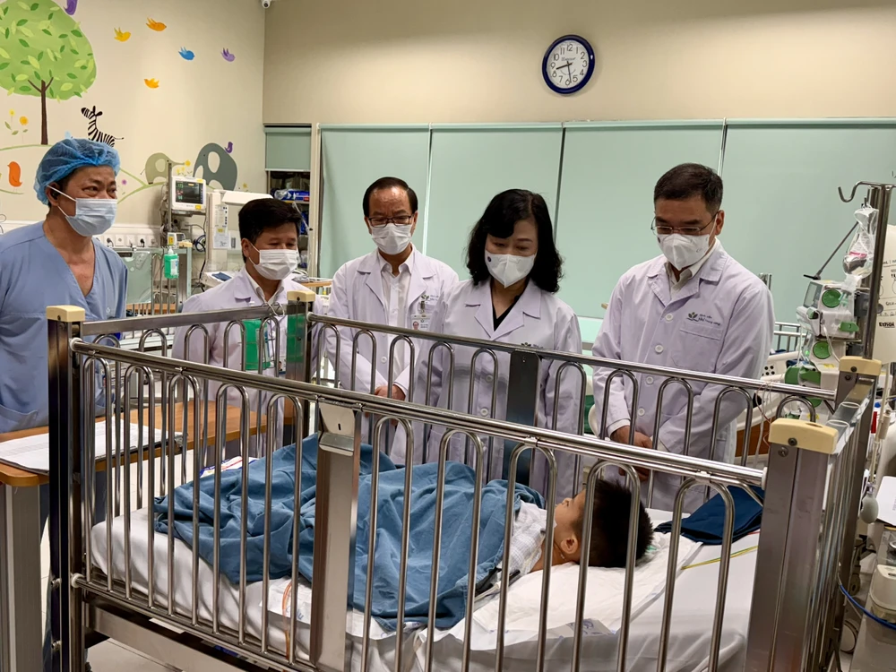 Bộ trưởng Bộ Y tế thăm hỏi cháu M.T.A. đang được điều trị tại Bệnh viện Nhi Trung ương 6.jpg