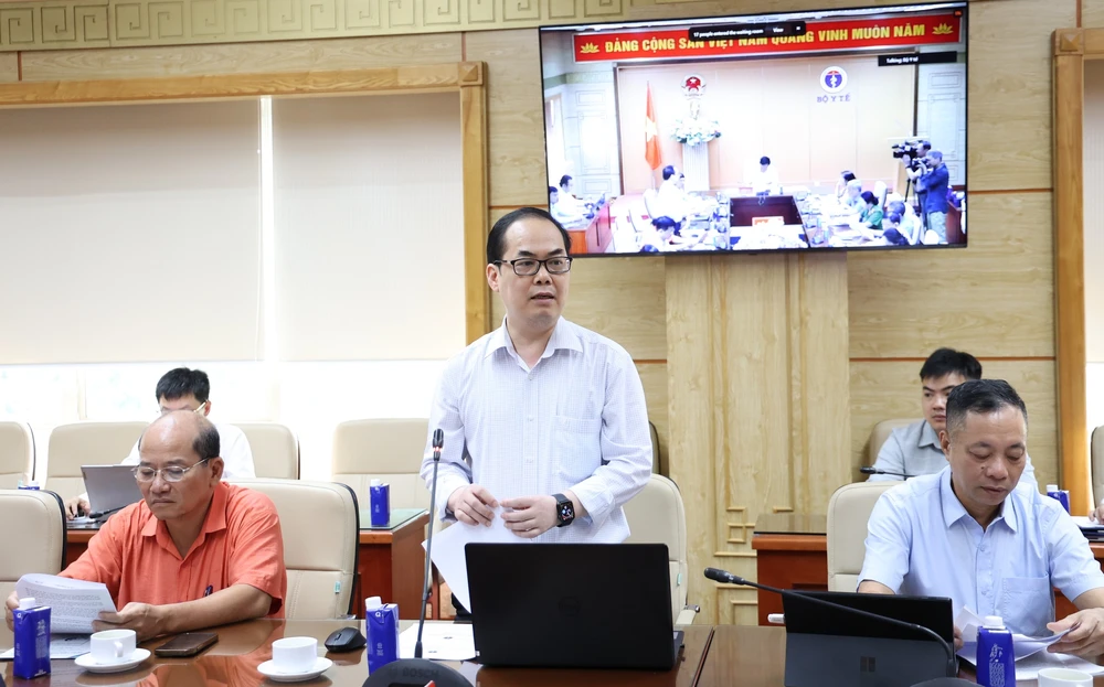 Ông Tạ Mạnh Hùng, Phó Cục trưởng Cục Quản lý Dược báo cáo tại cuộc họp 6.jpg