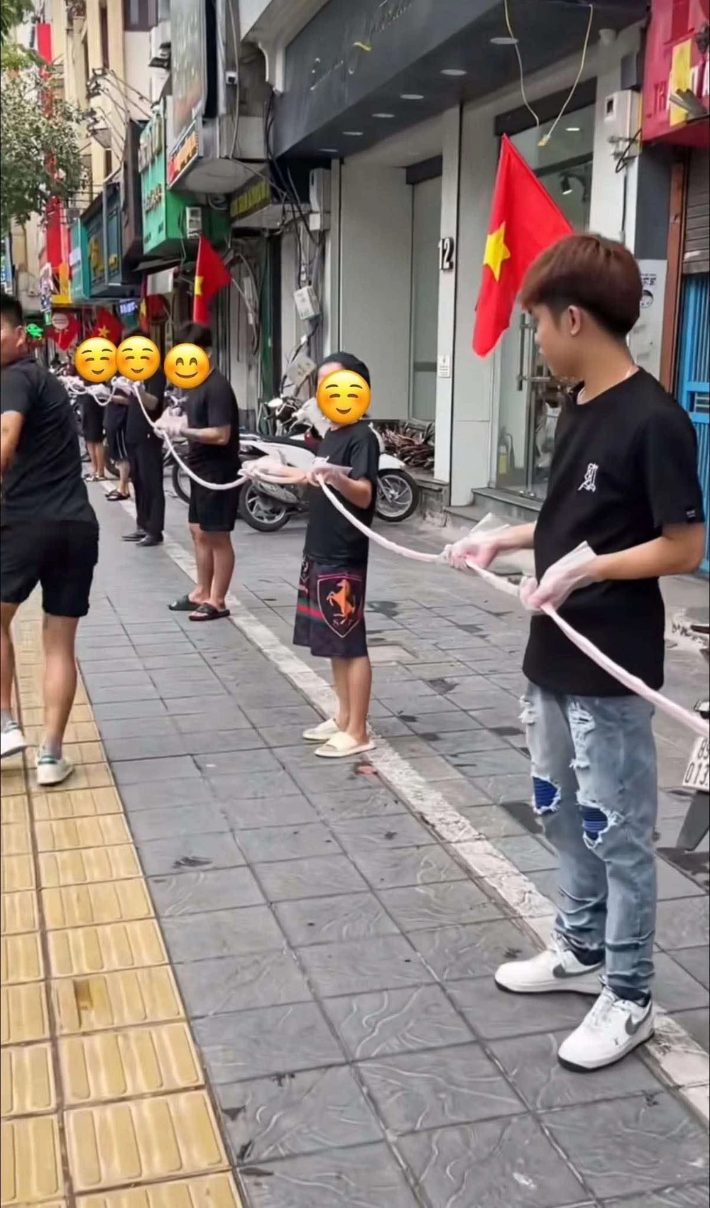 Cỗ lòng se điếu rất dài được khoe trên mạng xã hội 494780600_2429763300700977_2406019600040181131_n.jpg