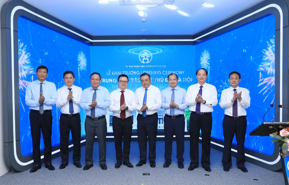 Các đại biểu Trung ương và TP Hà Nội tại lễ khai trương Trung tâm Báo chí Thủ đô Hà Nội 2B5A4109.JPG