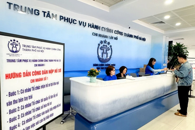 Người dân tới làm TTHC tại Chi nhánh số 1 Trung tâm Phục vụ hành chính công TP Hà Nội 2.jpeg