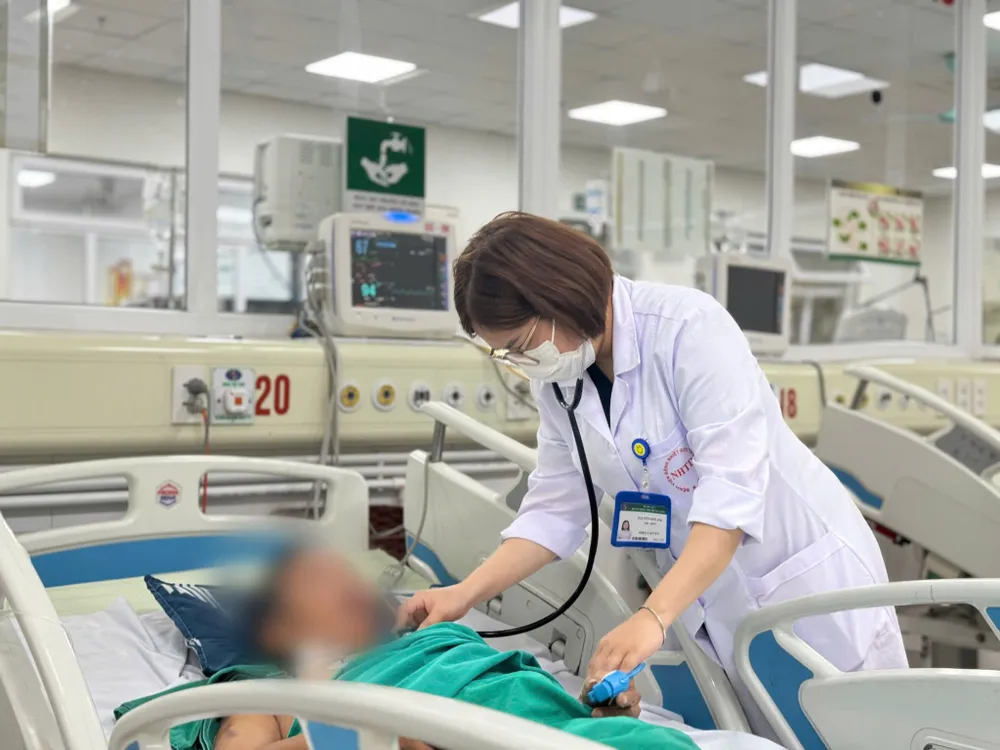 Bác sĩ của Bệnh viện Bệnh nhiệt đới Trung ương thăm khám cho bệnh nhân V.Đ.P 498613048_9795430533880860_1338071526950223725_n.jpg
