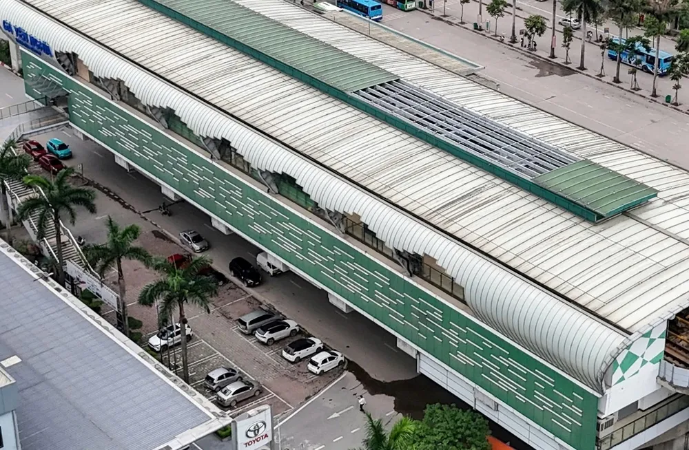 Phần mái của nhà ga Yên Nghĩa bị hư hỏng chưa được sửa chữa 1.jpg
