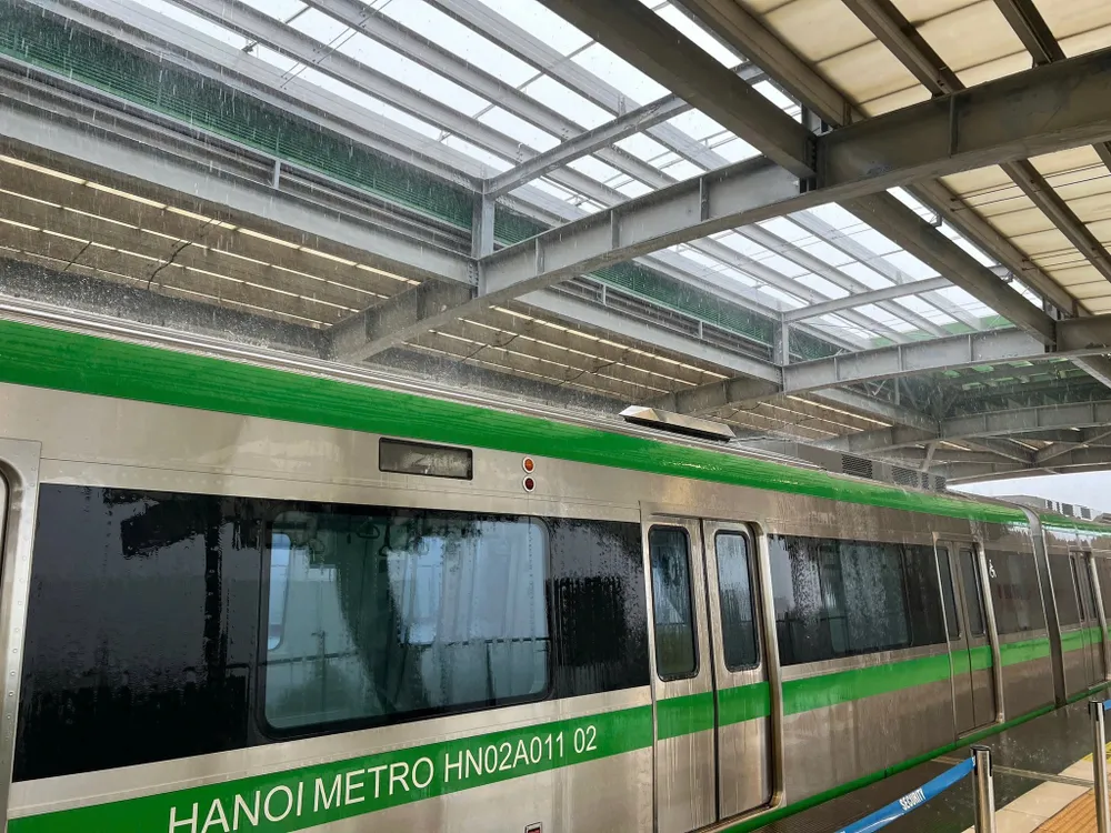 Nước mưa xối xuống đoàn tàu tại ga Yên Nghĩa ngày 23-5 2.jpg