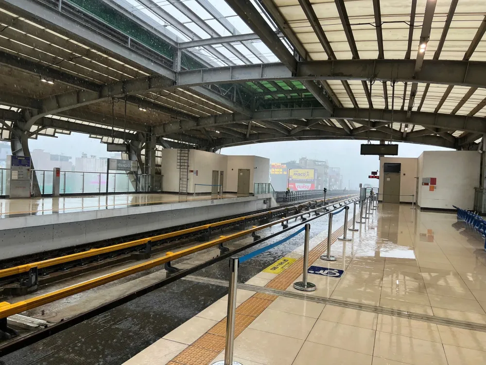 Sàn ga Yên Nghĩa lênh láng nước mưa 3.jpg
