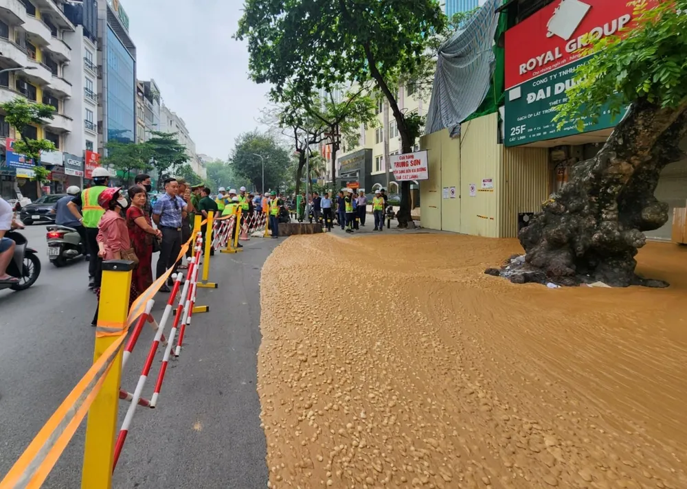 Barro y aditivos para túneles estallan en la calle Cat Linh 2 (1).jpg