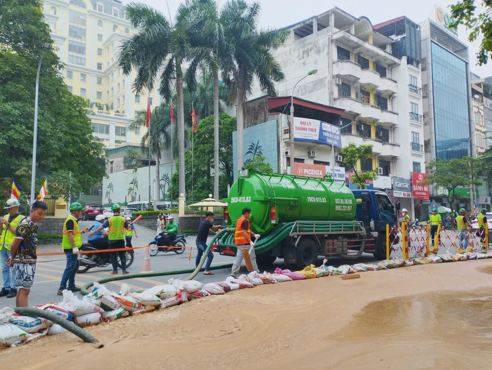 Las autoridades utilizaron sacos de arena para acordonar el área de barro y tierra que brotó en la calle Cat Linh. 2 (2).jpg