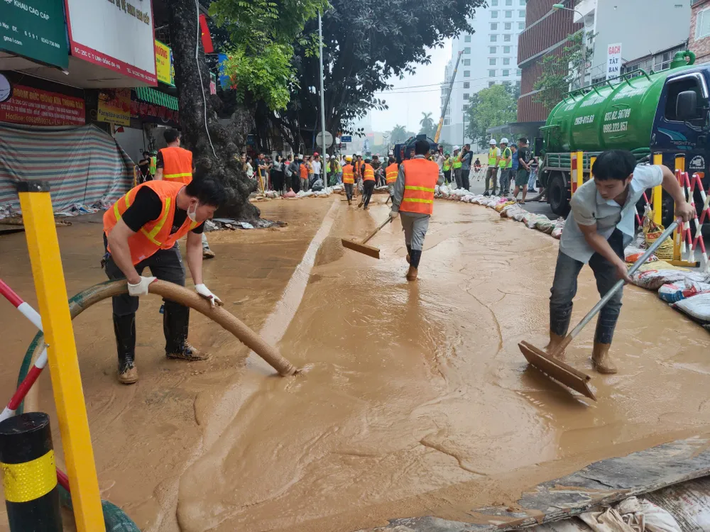 Las autoridades limpian el barro en la calle Cat Linh 3.jpg