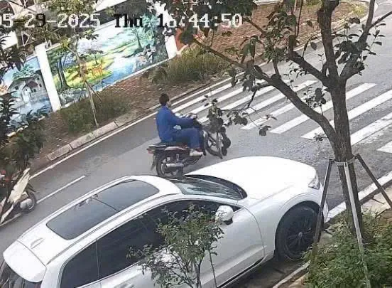 Camera ghi lại hình ảnh nghi phạm trên đường bỏ trốn 5.jpg