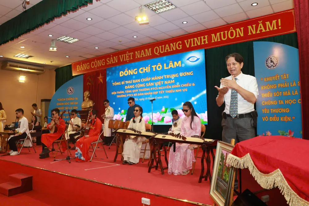 Học sinh khuyết tật của 2 trường biểu diễn văn nghệ chào mừng Tổng Bí thư Tô Lâm tới thăm. Ảnh: VIẾT CHUNG z6660341888476_db087df2046e9ea3d888574ba21fcb95.jpg