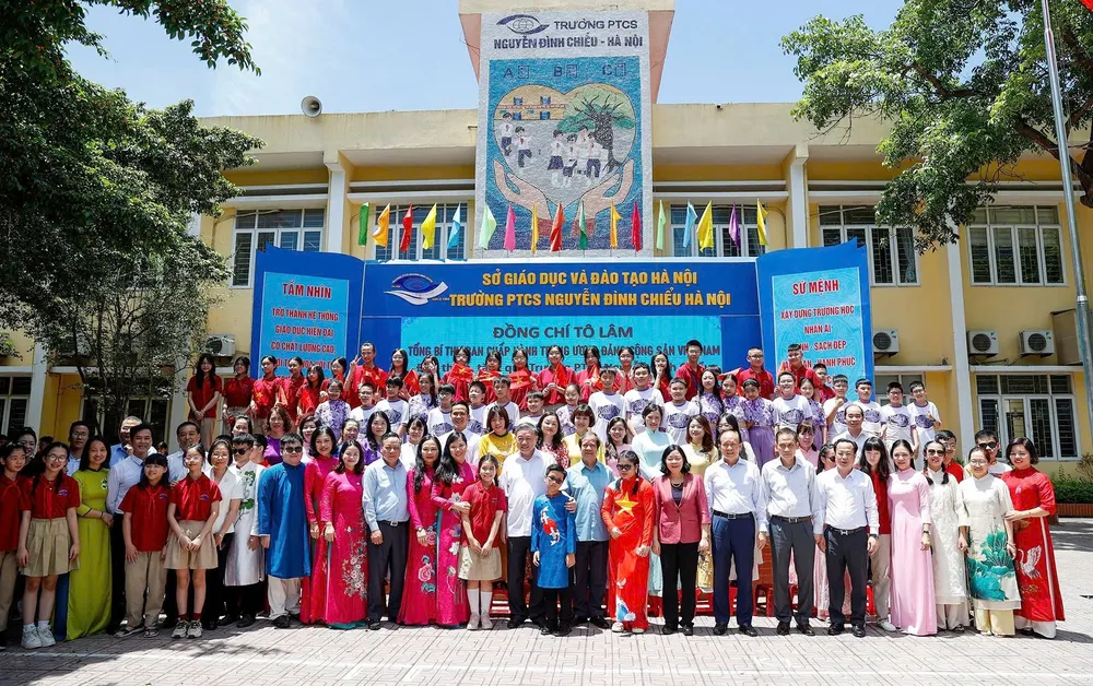 Tổng Bí thư Tô Lâm và các đại biểu chụp hình lưu niệm với thầy trò của Trường PTCS Nguyễn Đình Chiểu và Trường PTCS Xã Đàn. Ảnh: VIẾT CHUNG z6660483684265_bf14ba0e9a592661f152be7ed396034d.jpg