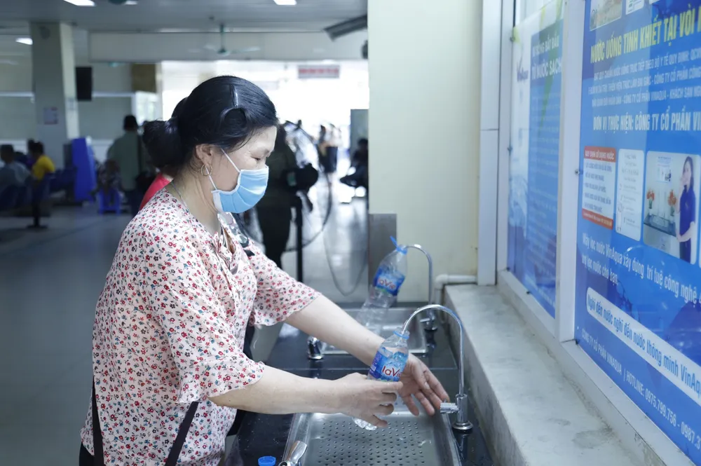 Bệnh viện K lắp đặt thêm các cây nước uống miễn phí phục vụ người bệnh và người nhà bệnh nhân 503333571_1108261308003776_5516237691386840073_n.jpg