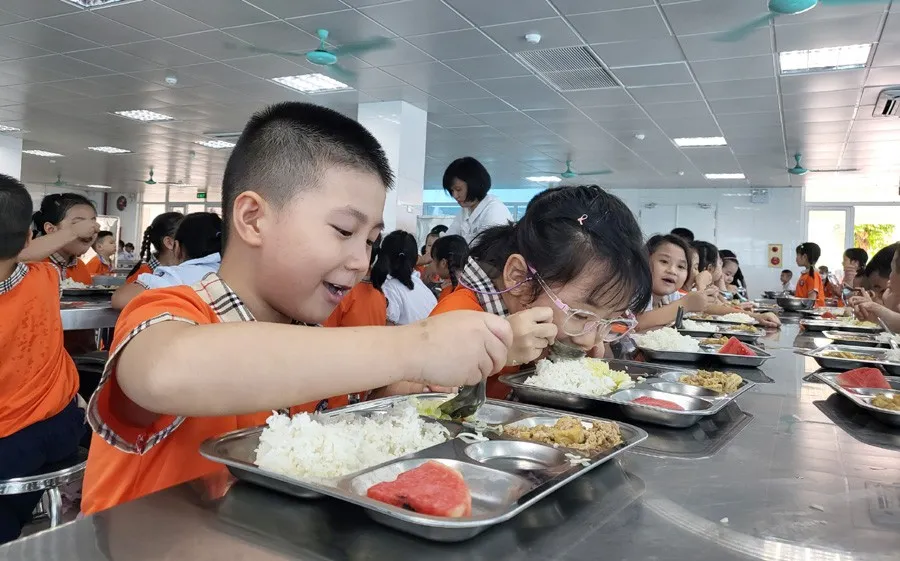 Hà Nội dự kiến sẽ hỗ trợ suất ăn bán trú cho học sinh tiểu học của thành phố từ năm học 2025-2026 e.jpg