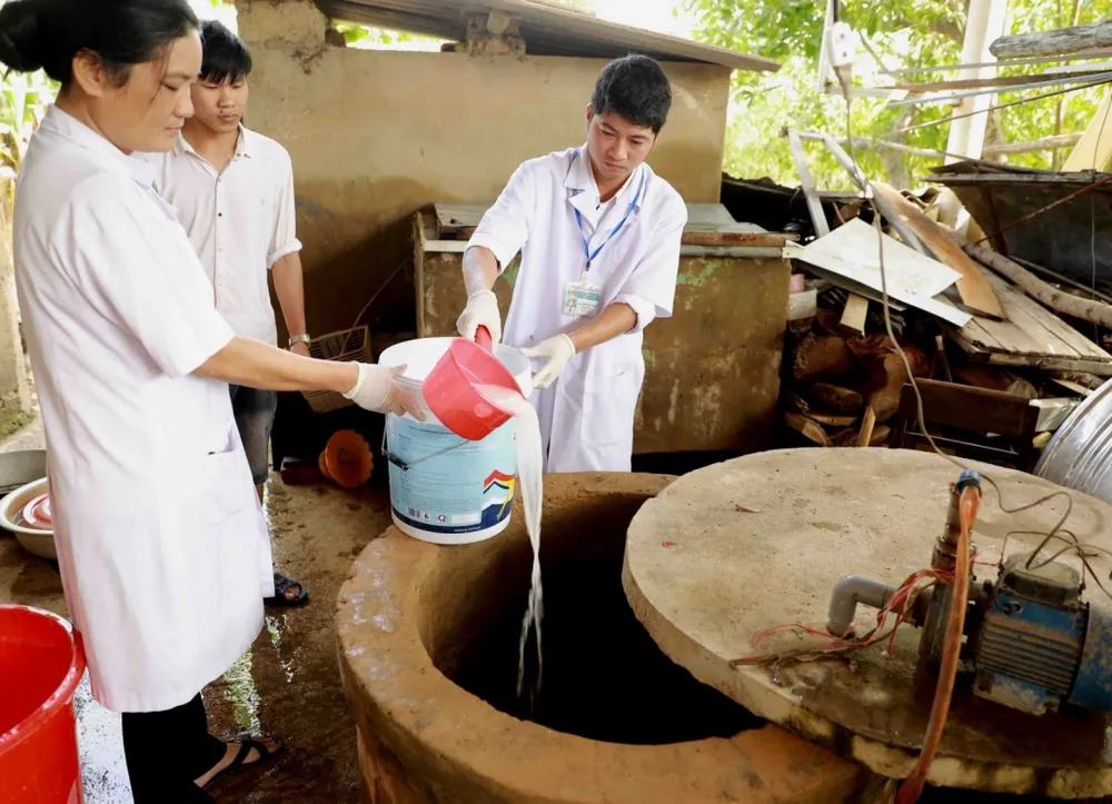 Nhân viên y tế tiến hành vệ sinh giếng nước sinh hoạt cho người dân tại vùng ngập lụt 4423_Sau_lu.jpg