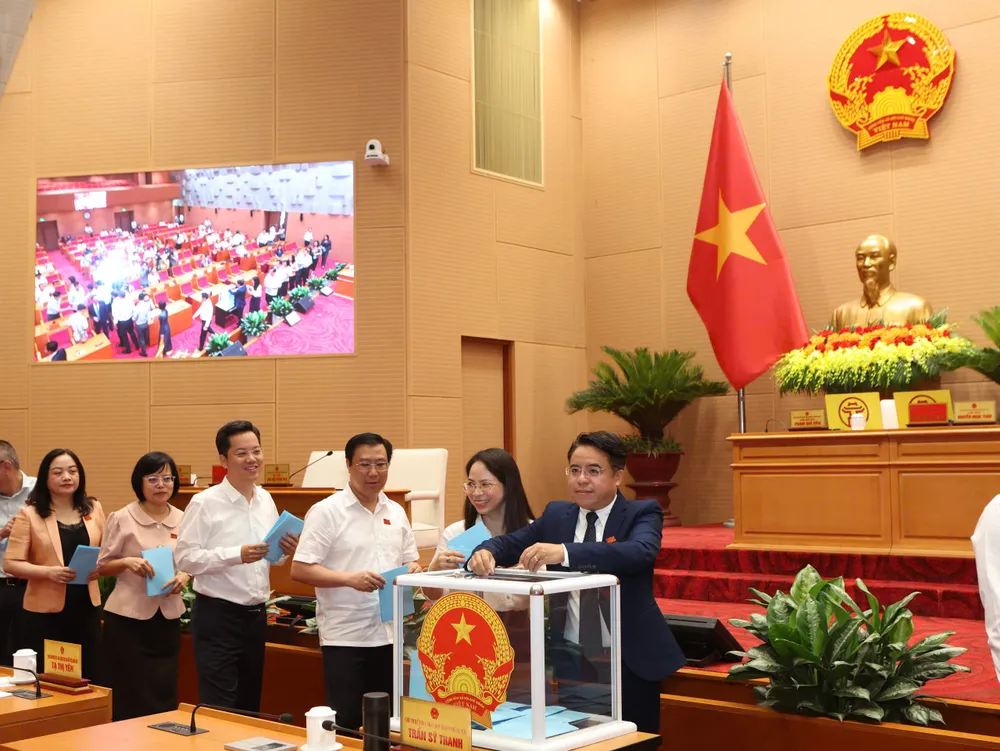 Các đại biểu HĐND TP Hà Nội bỏ phiếu về công tác nhân sự IMG_20250613_095656.jpg