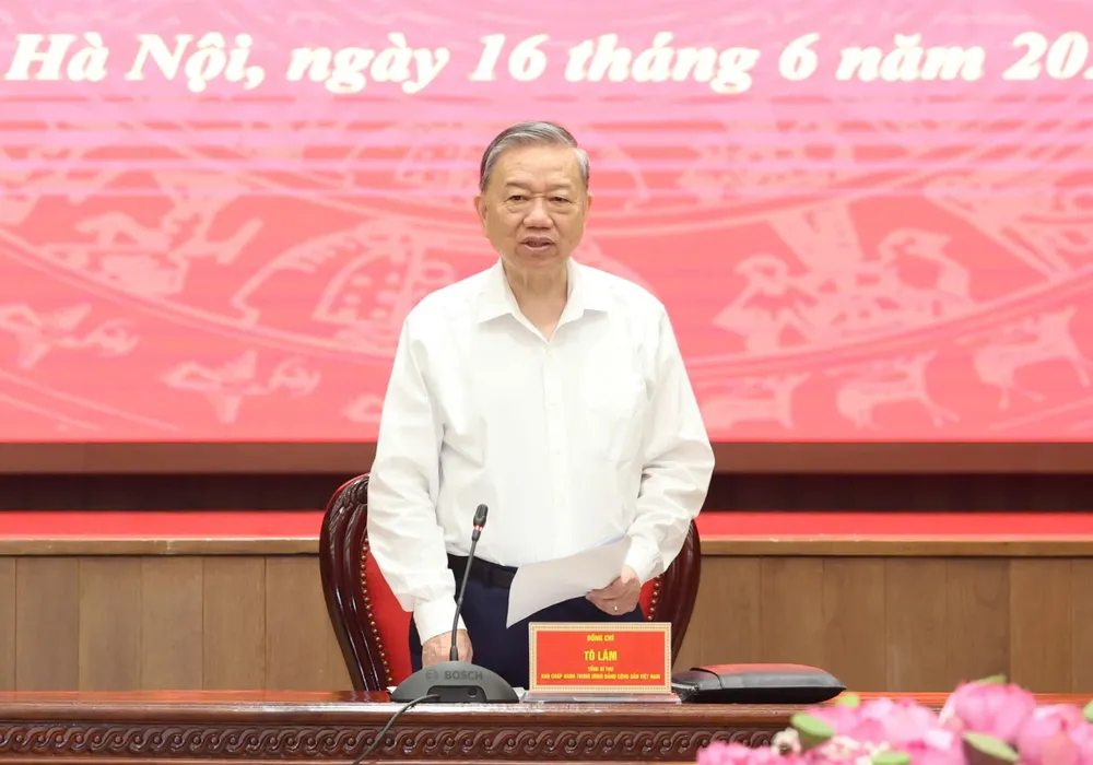 Tổng Bí thư Tô Lâm phát biểu chỉ đạo tại cuộc làm việc với Ban Thường vụ Thành ủy Hà Nội. Ảnh: VIẾT CHUNG z6709566328576_b7b172ad74d1d491249d0c34f5175fd0.jpg