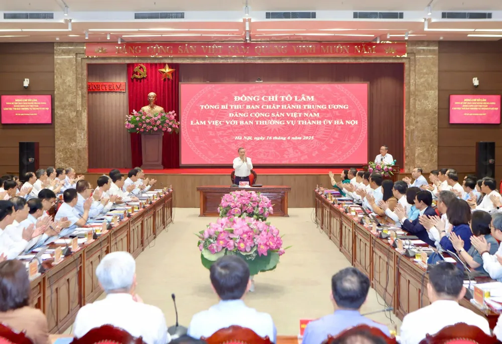 Tổng Bí thư Tô Lâm chủ trì cuộc làm việc với Ban thường vụ Thành ủy Hà Nội. Ảnh: VIẾT CHUNG z6709566375351_277ba80ab2b0cb588680f5f90f831449.jpg