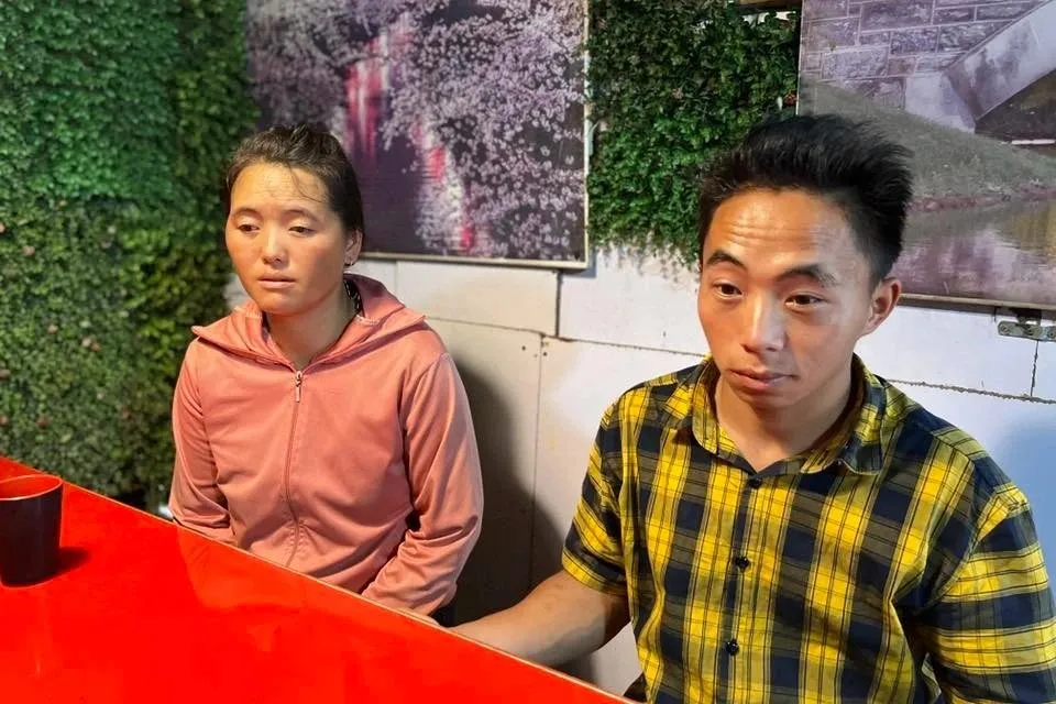 Anh Giàng Hồ và chị Cư Mủa bị chặt chém tiền taxi và xe ôm khi xuống Hà Nội thăm người bệnh 507100439_1218501680287569_2157253645158927638_n.jpg