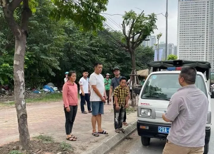 Lực lượng chức năng dựng lại hiện trường vụ chặt chém tiền taxi 508221922_1268515471296971_6797226842386933535_n.jpg