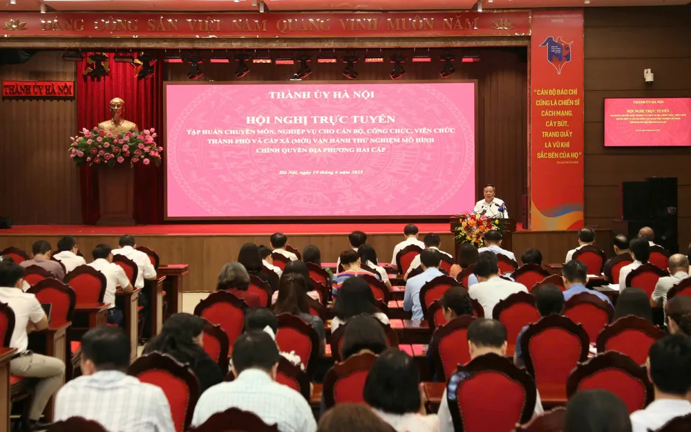 Các đại biểu dự hội nghị tại điểm cầu Thành ủy Hà Nội z6719777349969-07320270a9349624bbc1dd122b1642a1-1750300188360229750051-0-0-1180-1888-crop-1750300196159674811456.jpg