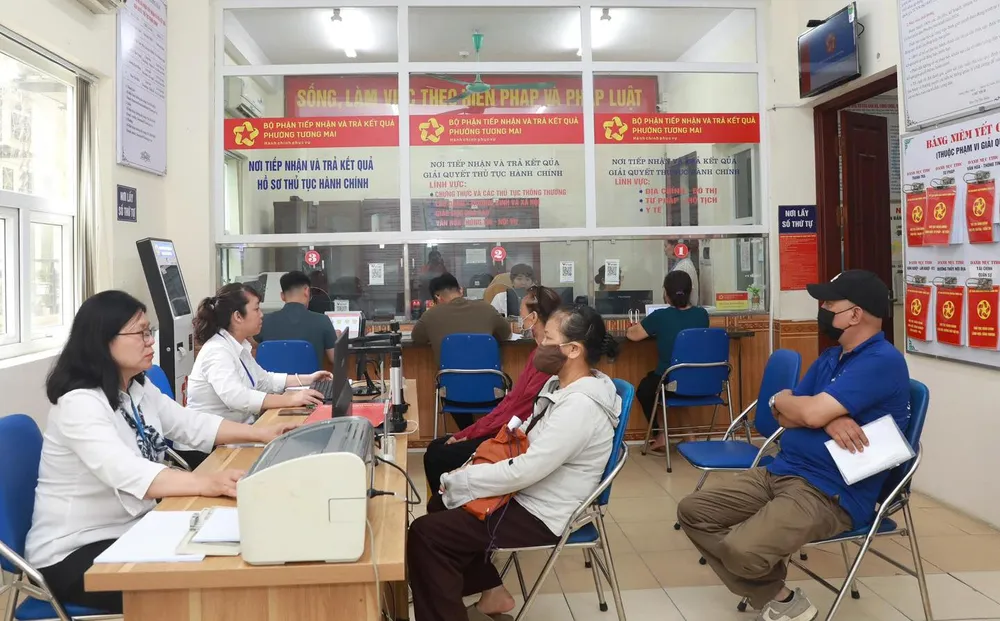 Bộ phận tiếp nhận và giải quyết các thủ tục hành chính tại phường Tương Mai 499665307_1122794249890368_8465724685731406739_n.jpg