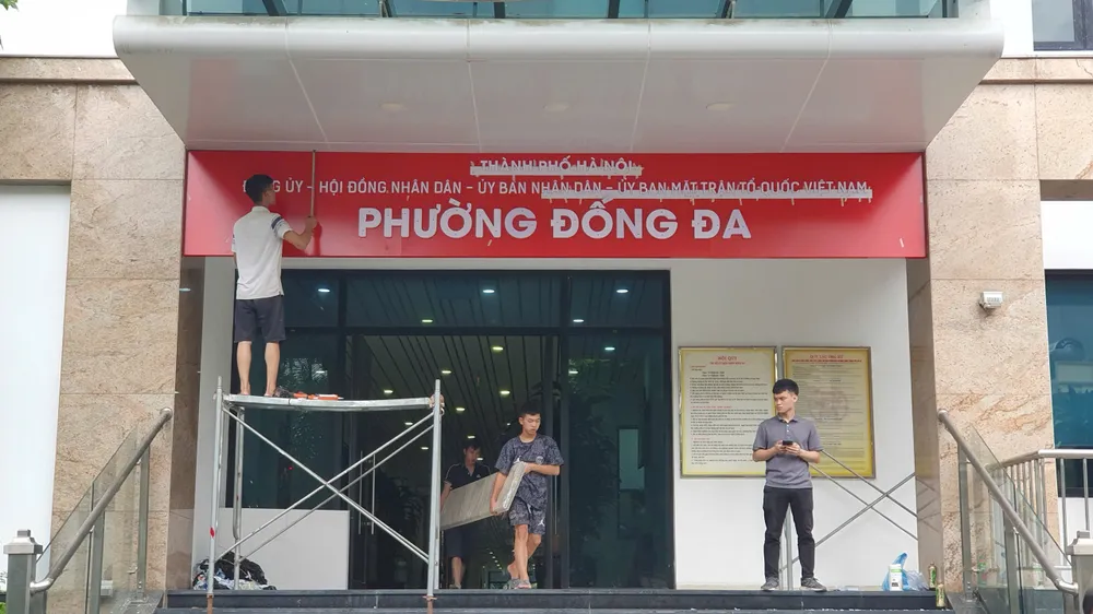 Biển hiệu Đảng ủy, HĐND, UBND phường Đống Đa đang được hoàn thiện tại trụ sở quận Đống Đa. Ảnh: QUỐC KHÁNH z6747950608389_5c06dcc8e12d1c2fd7e0f5da3558b48c.jpg