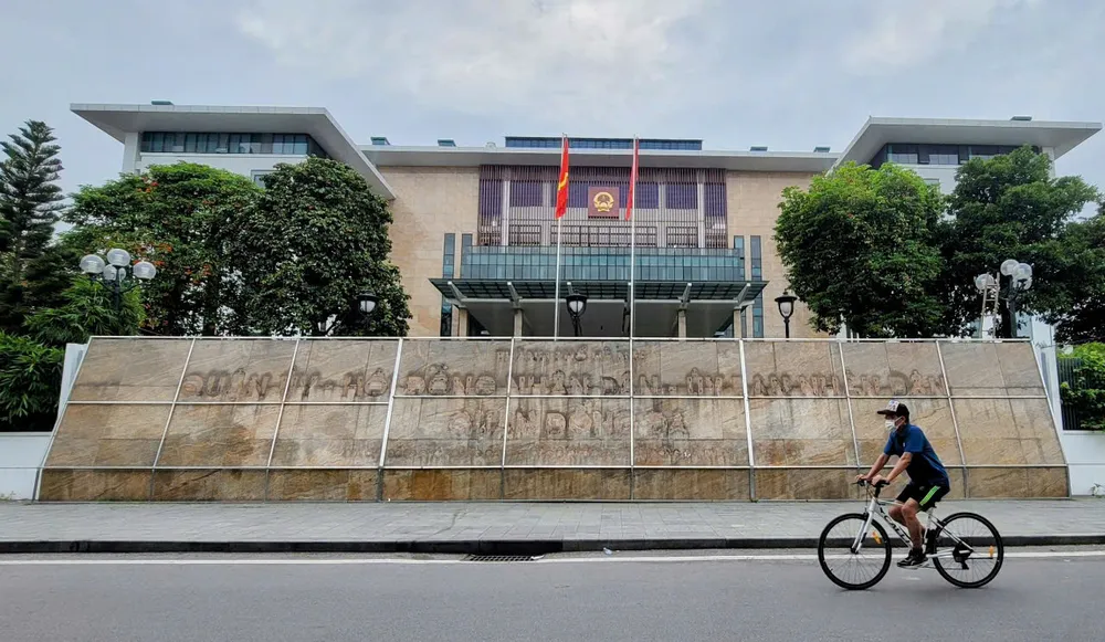Dòng chữ trên tấm biển Đảng ủy, HĐND, UBND quận Đống Đa đã bị bóc gỡ và đang trong quá trình bàn giao cho UBND phường Đống Đa. Ảnh: QUỐC KHÁNH z6747962236373_fda055d4dfc50617db0a0edb77ba1651.jpg