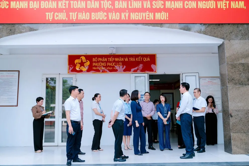 Una delegación de trabajo del Comité Popular de Hanoi inspeccionó el barrio de Phuc Loi (distrito de Long Bien) sobre los preparativos para la operación del modelo de gobierno local de dos niveles. 3.jpg