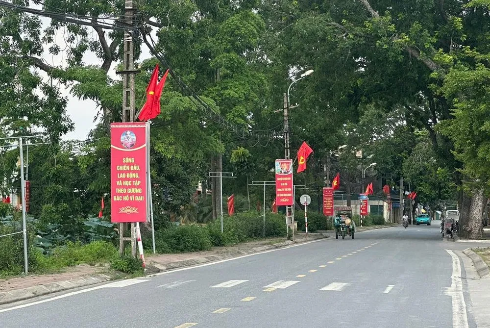 Banderas y pancartas nacionales cuelgan en muchas calles de los suburbios de Hanoi. 514006657_1129119399257853_7787787335354524522_n.jpg