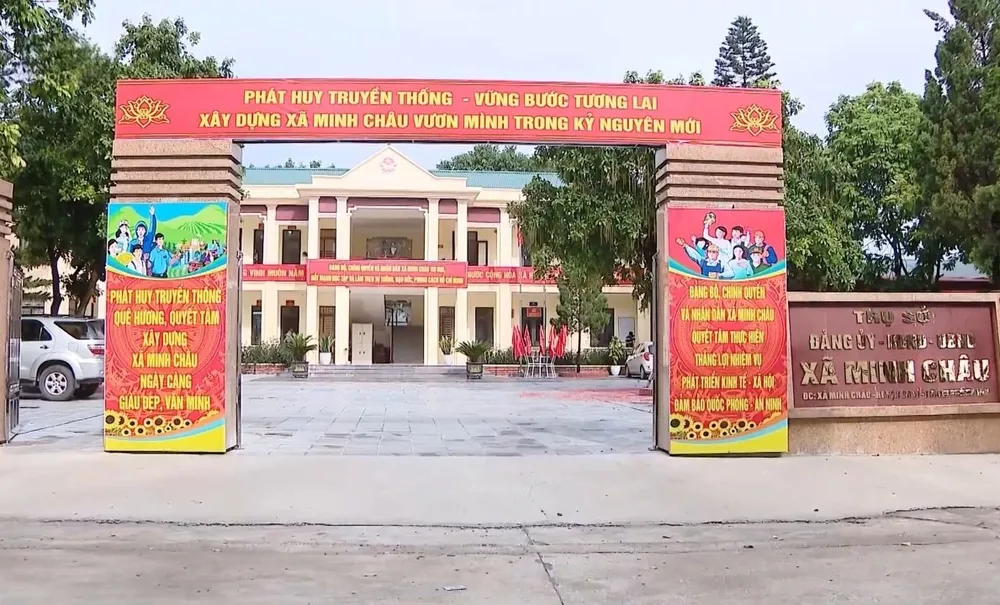 La sede de la comuna de Minh Chau está decorada con numerosas pancartas y lemas. xa minh chau.jpg