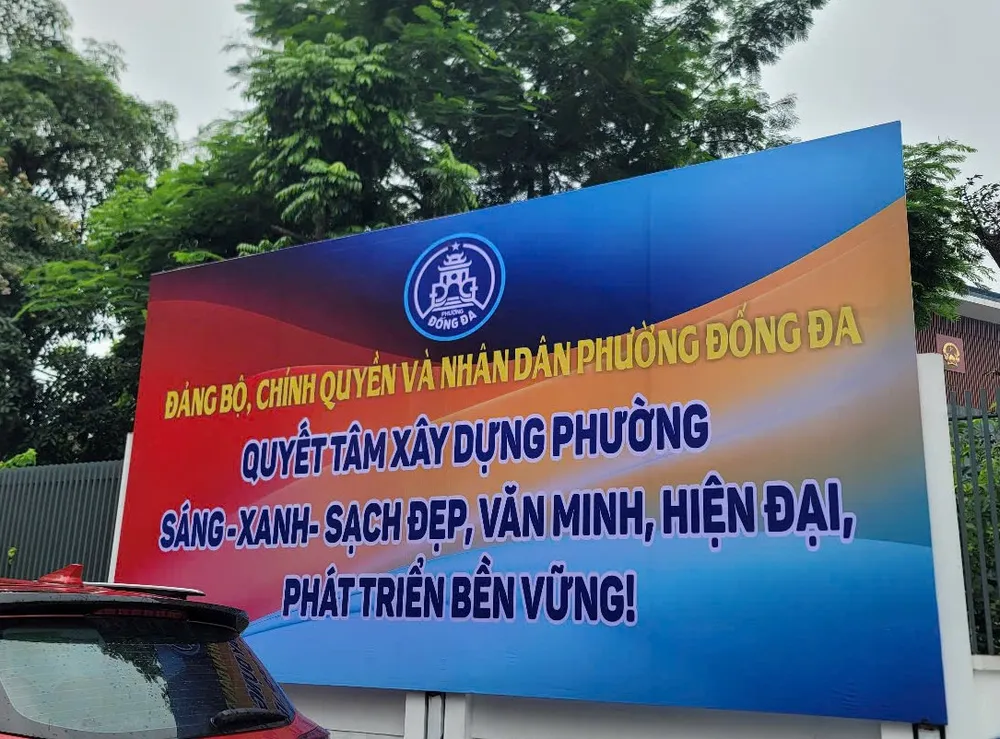 Se han colocado pancartas de propaganda preparadas para el gobierno local de dos niveles en el Comité Popular del Barrio Dong Da (nuevo) afuera de la sede del Distrito Dong Da. z6753401498138_bef78fc2c80d4f89f4451575366ba070.jpg