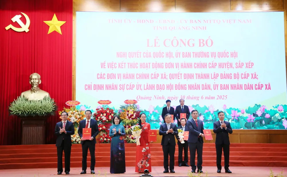 Ban Thường vụ Tỉnh ủy Quảng Ninh trao các quyết định và tặng hoa chúc mừng Đảng bộ đặc khu Cô Tô 3.jpg