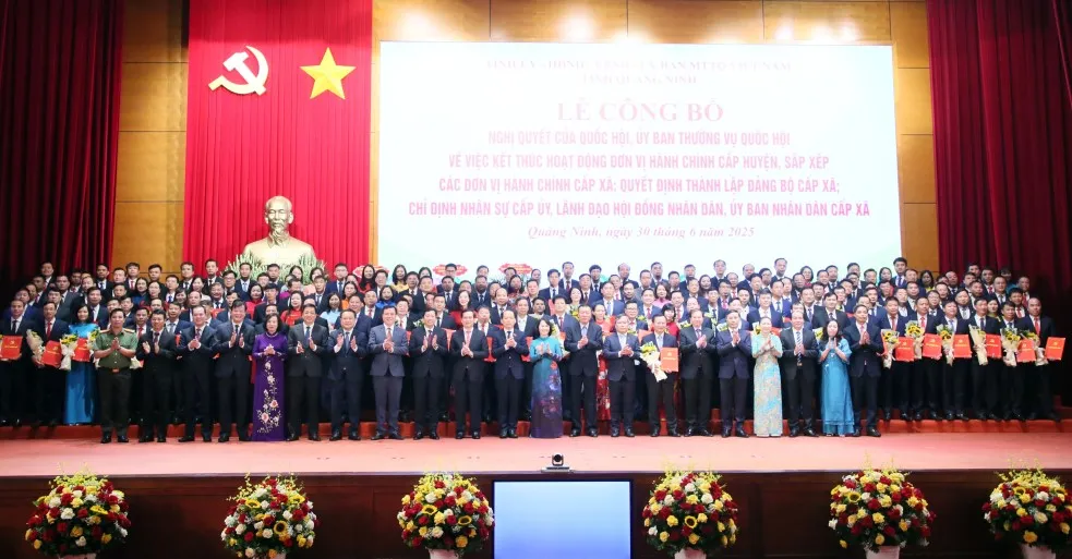 Các đồng chí lãnh đạo Trung ương, tỉnh, 54 xã, phường, đặc khu của tỉnh Quảng Ninh chụp ảnh lưu niệm 5.jpg