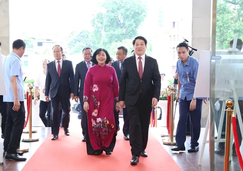 Chủ tịch nước Lương Cường và Bí thư Thành ủy Hà Nội Bùi Thị Minh Hoài đến dự lễ công bố. Ảnh: VIẾT CHUNG IMG_20250630_091616.jpg