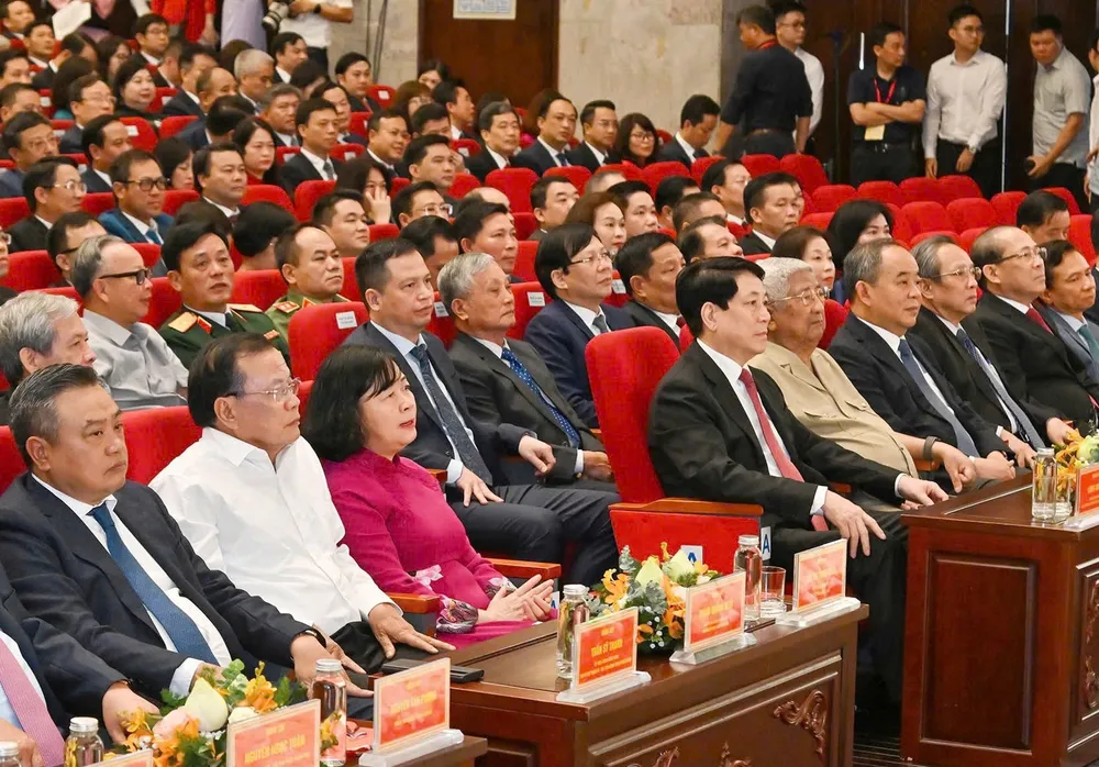 Chủ tịch nước Lương Cường và các đại biểu dự lễ công bố. Ảnh: VIẾT CHUNG IMG_20250630_091626.jpg