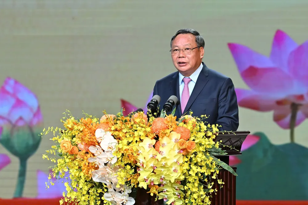 Phó Bí thư Thường trực Thành ủy Hà Nội Nguyễn Văn Phong công bố các nghị quyết và quyết định tại buổi lễ. Ảnh: VIẾT CHUNG IMG_20250630_100114.jpg