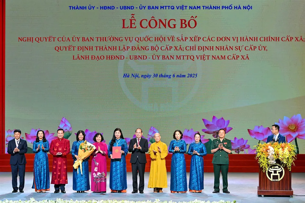 Đồng chí Bùi Thị Minh Hoài trao quyết định của Ủy ban Trung ương MTTQ Việt Nam về việc công nhận các chức danh trong Ban Thường trực Ủy ban MTTQ Việt Nam TP Hà Nội. Ảnh: VIẾT CHUNG IMG_20250630_100124.jpg
