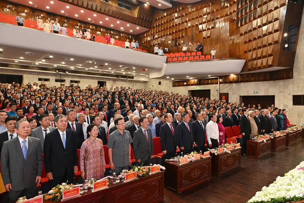 Các đại biểu thực hiện nghi lễ Chào cờ tại Lễ công bố. Ảnh: VIẾT CHUNG IMG_20250630_100138.jpg