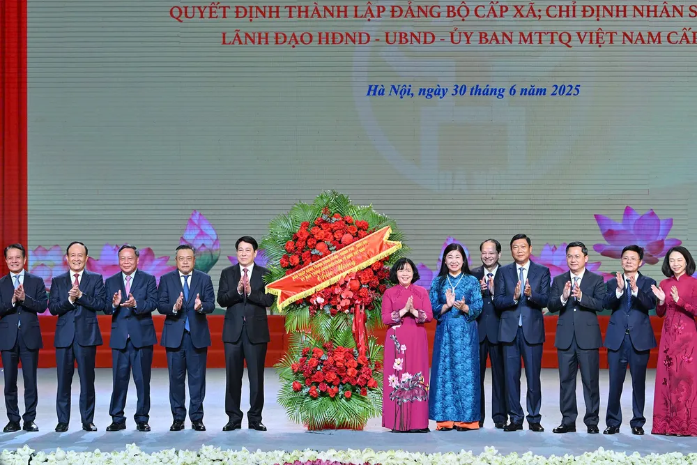 Chủ tịch nước Lương Cường tặng lẵng hoa chúc mừng của Ban Chấp hành Trung ương Đảng - Chính phủ - Quốc hội - Ủy ban Trung ương MTTQ Việt Nam tặng TP Hà Nội. Ảnh: VIẾT CHUNG IMG_20250630_100147.jpg