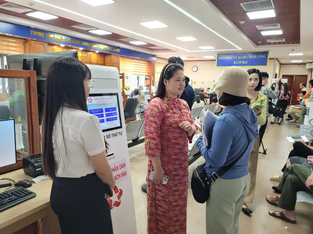 Cán bộ phường Bạch Mai tư vấn hỗ trợ người dân khi tới làm thủ tục hành chính. Ảnh: QUỐC KHÁNH z6760150100785_a1d1cbd834a4a1fc83c99ab6353ae60e.jpg