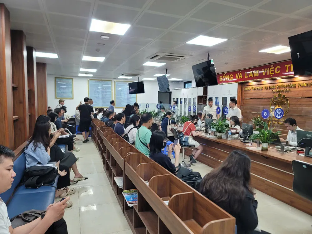 Trong sáng 1-7, tại nhiều xã, phường của Hà Nội có khá đông người dân tới thực hiện các thủ tục hành chính. Ảnh: QUỐC KHÁNH z6760150109059_c53386448adfd583b2b14ea00a09744e.jpg