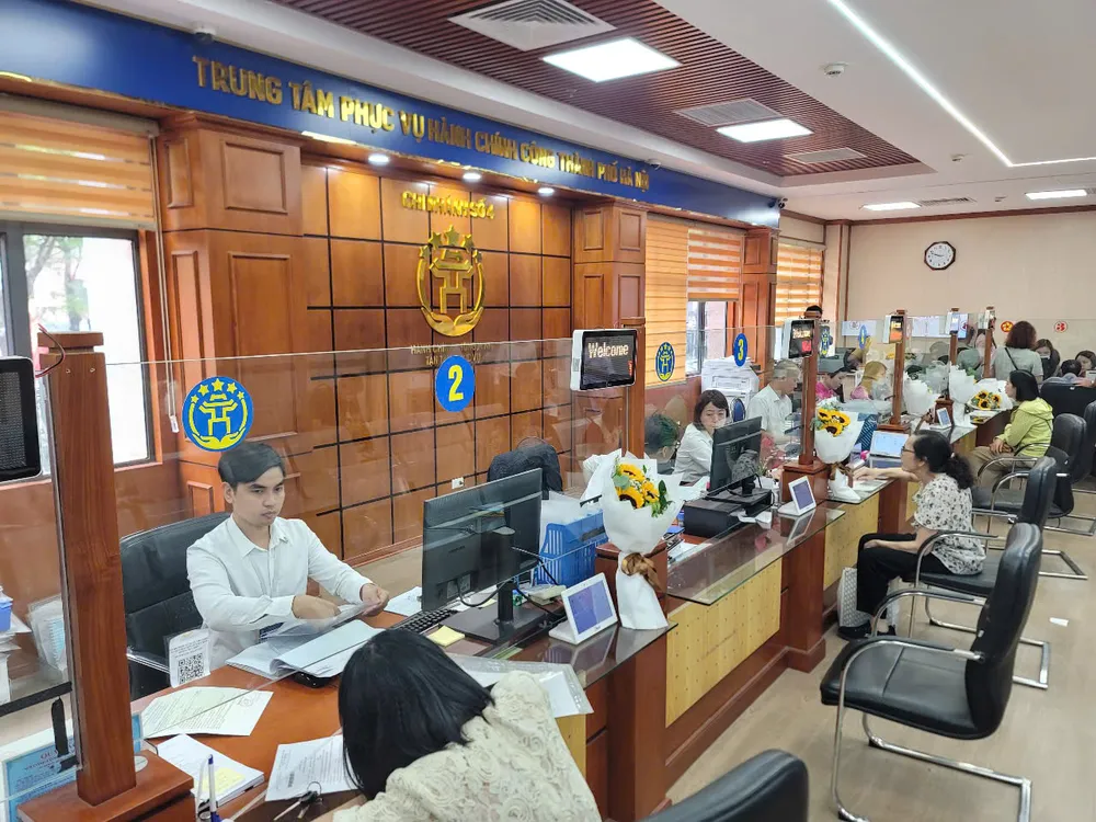Hà Nội chấn chỉnh tình trạng "cò giấy tờ" đối với người dân khi làm thủ tục hành chính z6760150111720_29aa99a9d650de3cf3ac476b770bdc6a.jpg