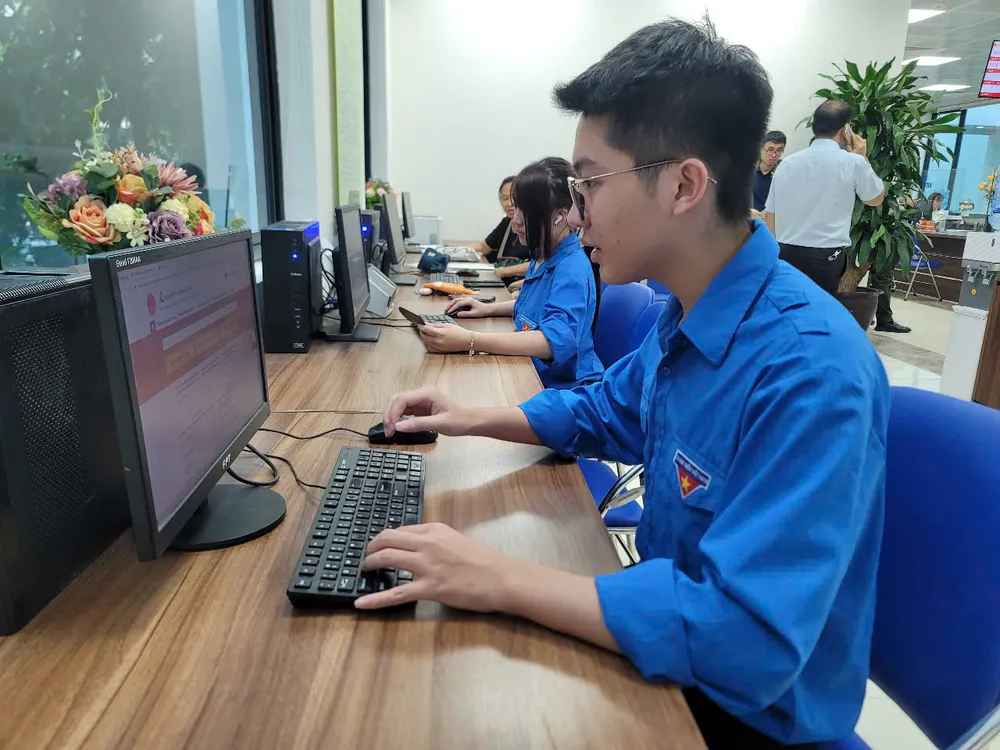 Một số Đoàn viên thanh niên phường Đống Đa được huy động tăng cường hỗ trợ người dân tới làm thủ tục hành chính z6760150115412_256a26cc5c54faa87fac0e50731296ff.jpg